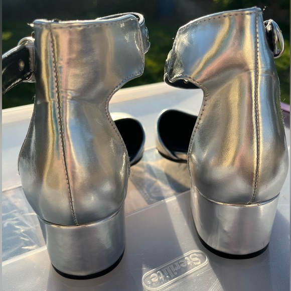 Silver Heels - Picture 5 of 5